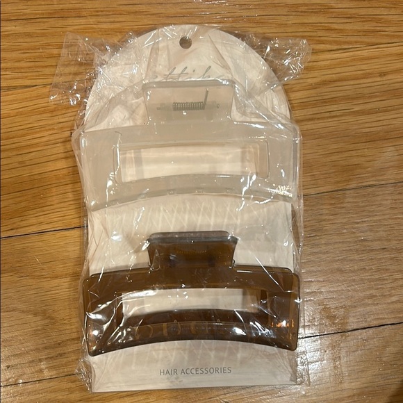 ettika Accessories - Set of Neutral Hair Clips